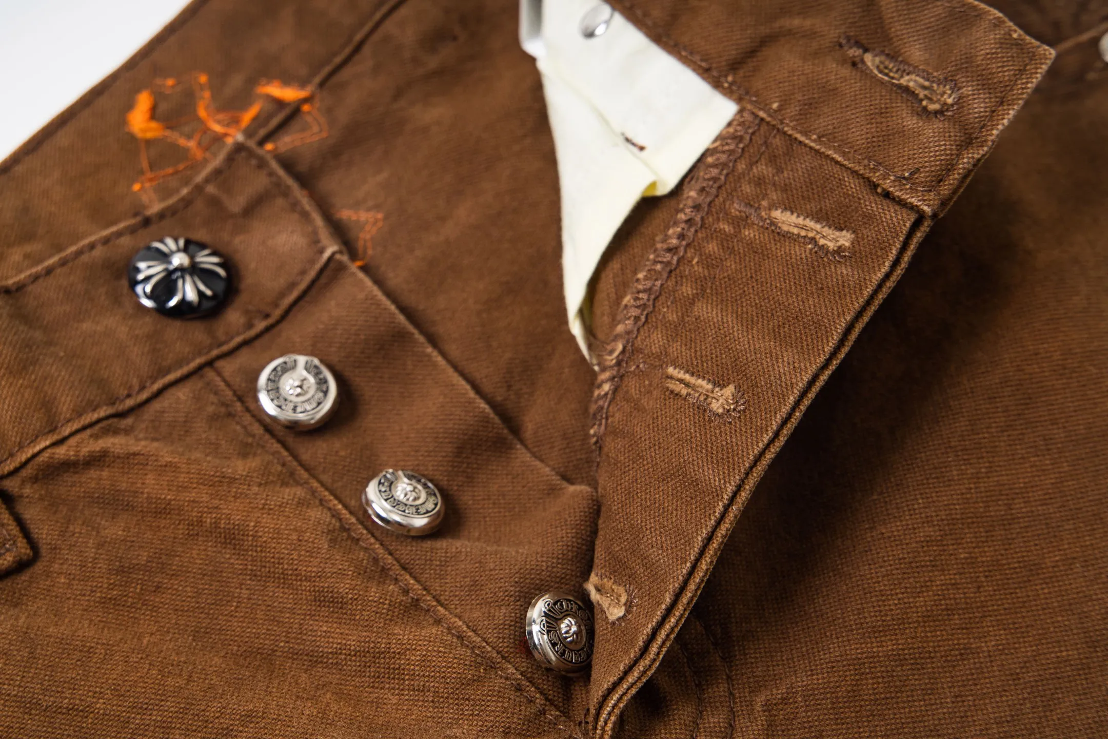 P310 💰 (Top version) Chrome Hearts brown logging orange multi-leather jeans. Multi-leather standard workwear jeans and ch jeans need to be washed and then disassembled and hand-stitched with sheepskin cross leather and then spliced to complete. The whole process is too many to explain. About Chrome Hearts This is an extremely luxurious fashion brand that can also be called the aristocrat of the high street. It has always been an exclusive brand for some hipsters or the rich second generation. Compared with ordinary high streets, it is more luxurious and noble. Compared with luxury brands, it has a more fashionable personality. It has always been a brand that I have a special liking for. Color: Brown Size: 28-30-32-34-36 (corresponding to S-M-L-XL-XXL)